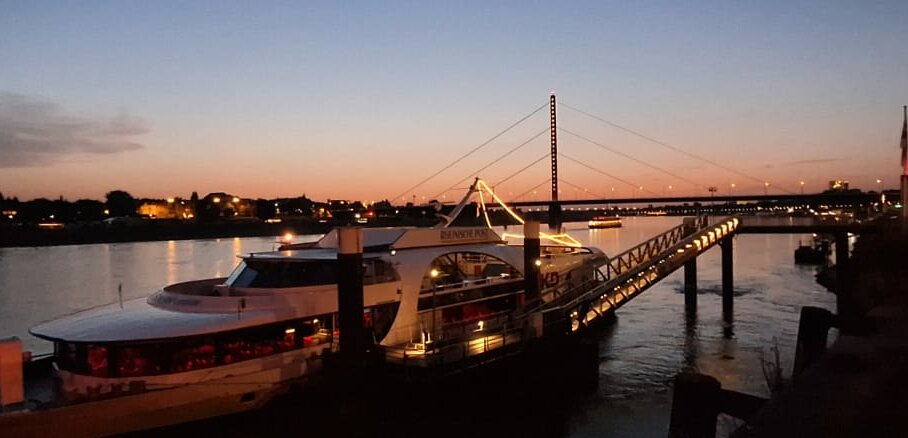 zu sehen ist der Rhein bei Nacht (Foto: Anja Händel)