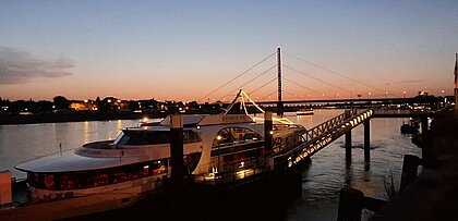 zu sehen ist der Rhein bei Nacht (Foto: Anja Händel)