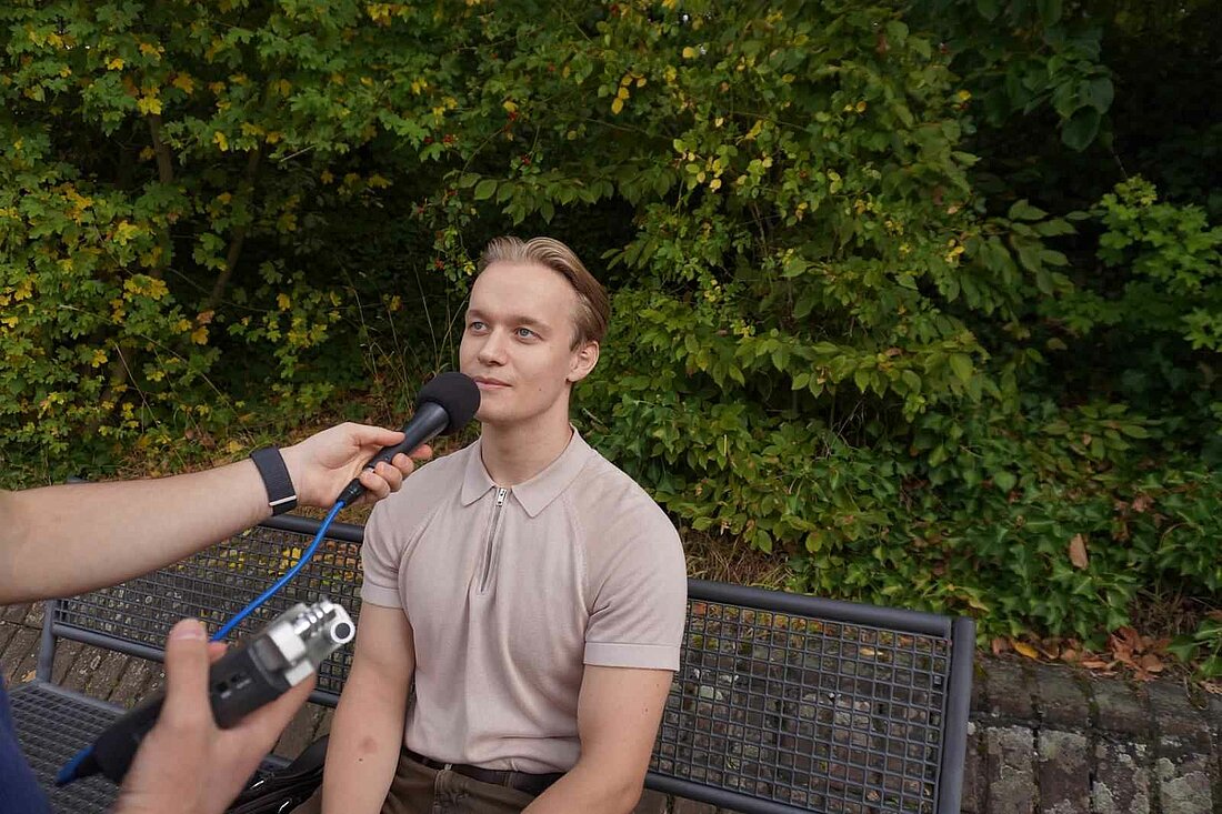 Auf dem Bild sieht man den Student Julius Neuland, der von hochschulradio düsseldorf interviewt wird (Foto: Katie Hamed)