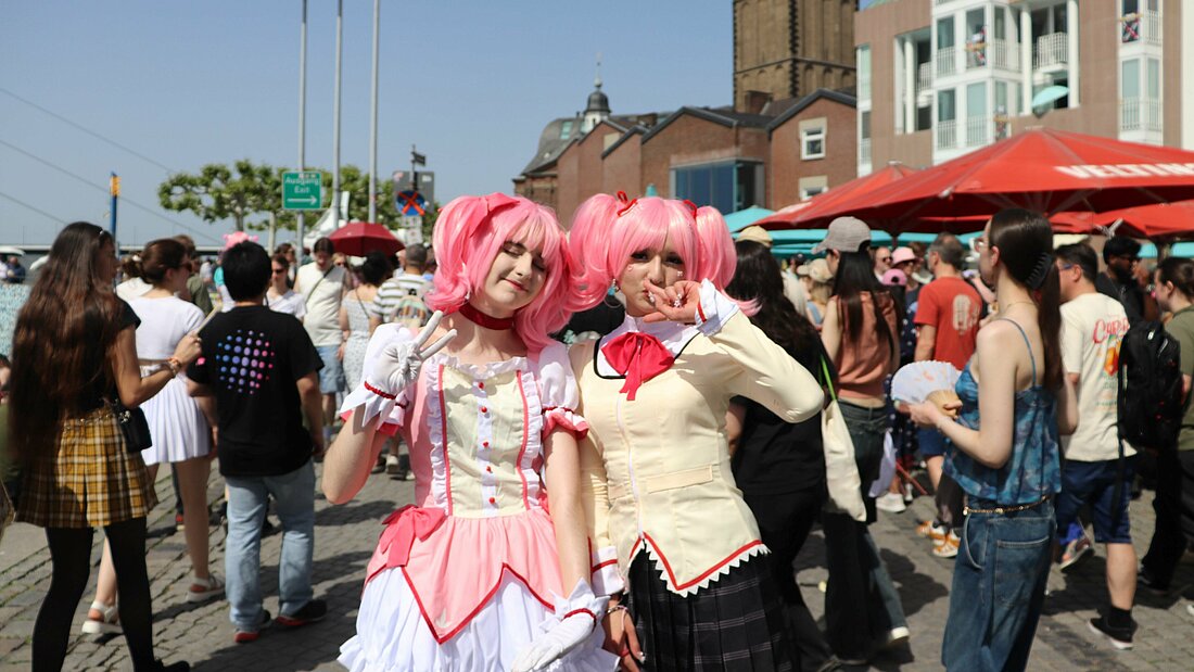 Zwei Cosplayerinnen im Kostüm der Figur Madoka Kaname aus dem Anime „Puella Magi Madoka Magica" (Foto: Vivien Henning) Zwei Cosplayerinnen im Kostüm der Figur Madoka Kaname aus dem Anime „Puella Magi Madoka Magica" (Foto: Vivien Henning)