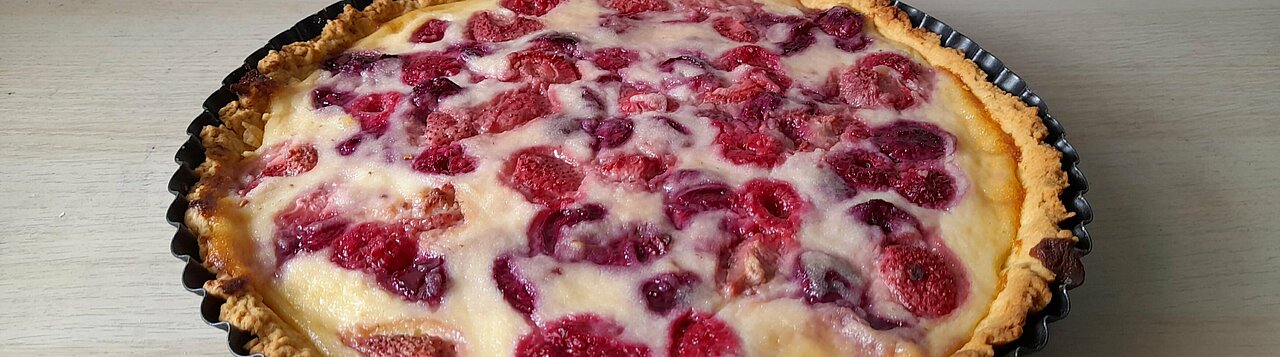 Auf dem Foto ist eine sommerliche Früchte-Tarte zu sehen.