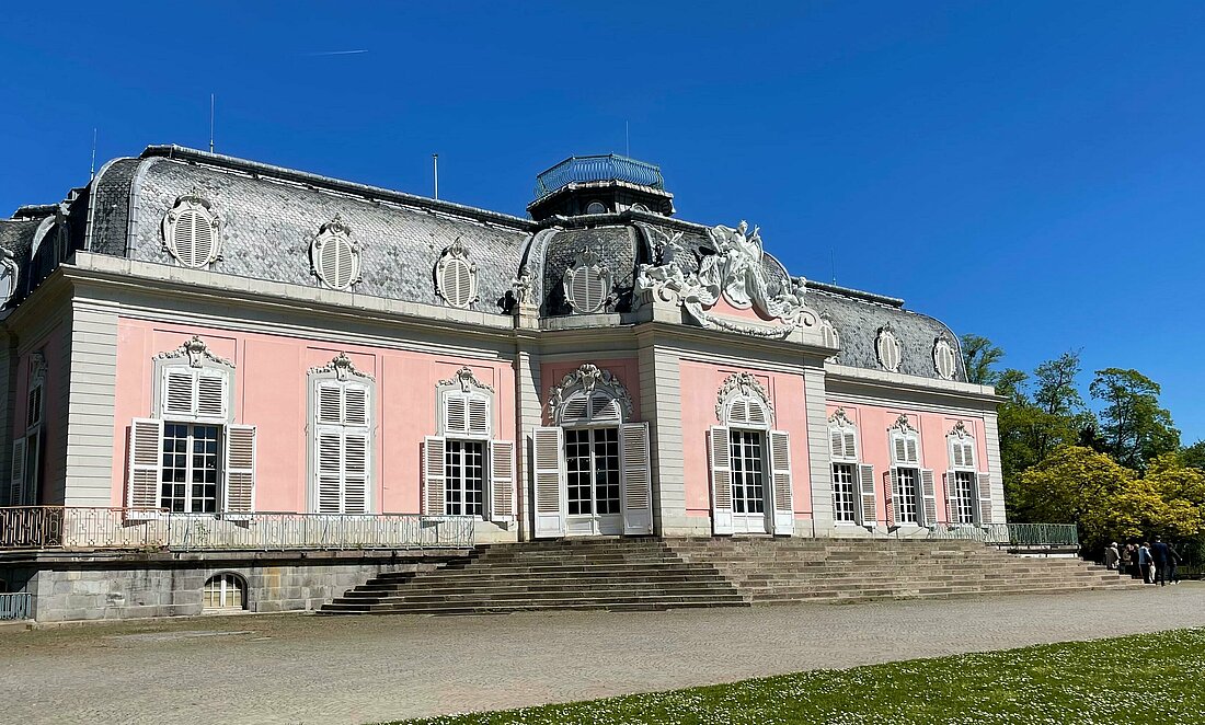 Auf dem Bild sieht man das Düsseldorfer Schloss Benrath