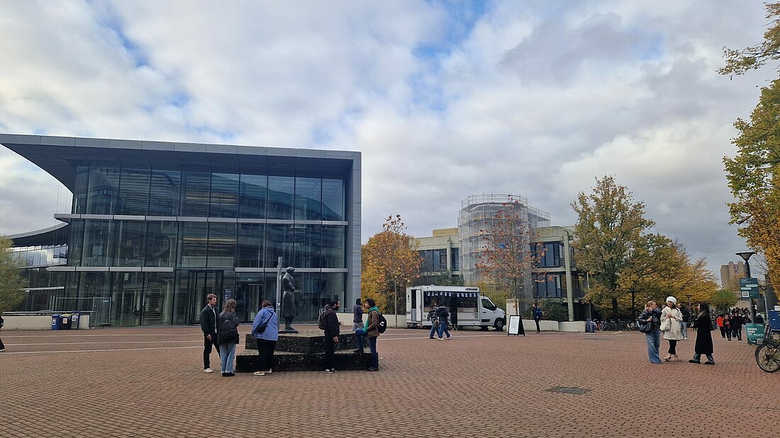 Platz vor der ULB mit Sicht auf das Oeconomicum, die Heinrich Heine Statue und einen Food-Truck.