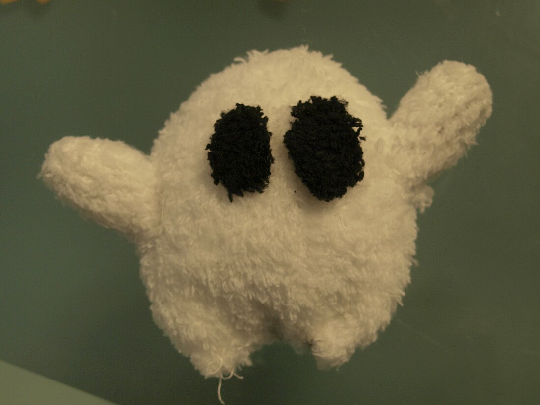 Ein kleiner Geist mit zwei Armen aus einer weißen Socke.