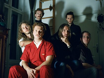 Die Berliner Band Portmonee hat am 22.02.2022 ihr zweites Album veröffentlicht. (Foto: Frieder Unslet) Auf dem Bild zu sehen sind die Mitglieder der Band Portmonee zu sehen.