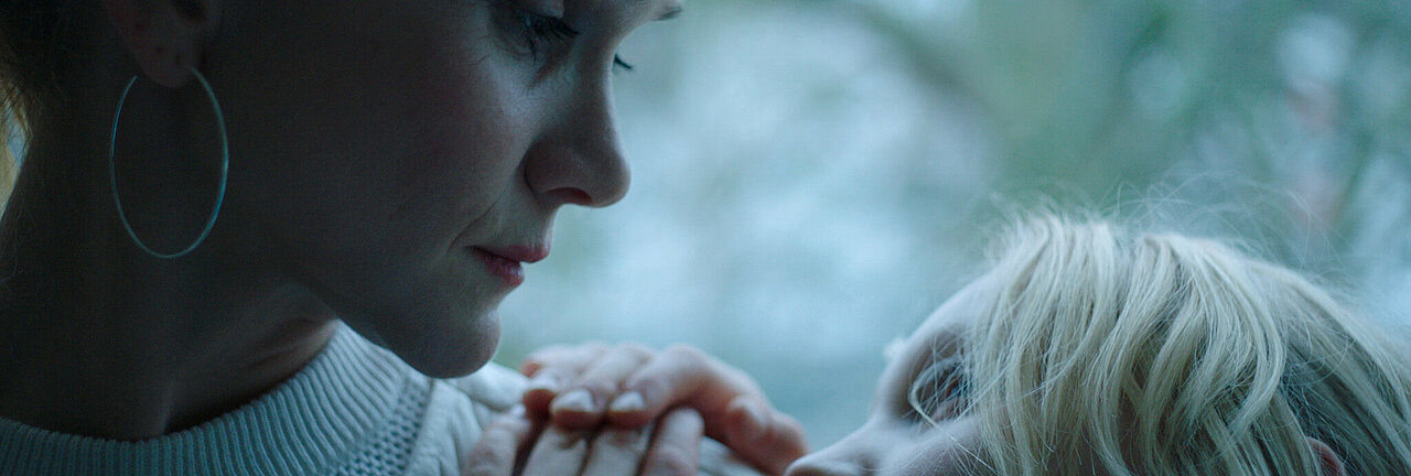 Auf dem Bild sieht man die die Hautpfigur des Filmes, benni, die mit ihrer Mutter einen Moment der Nähe hat