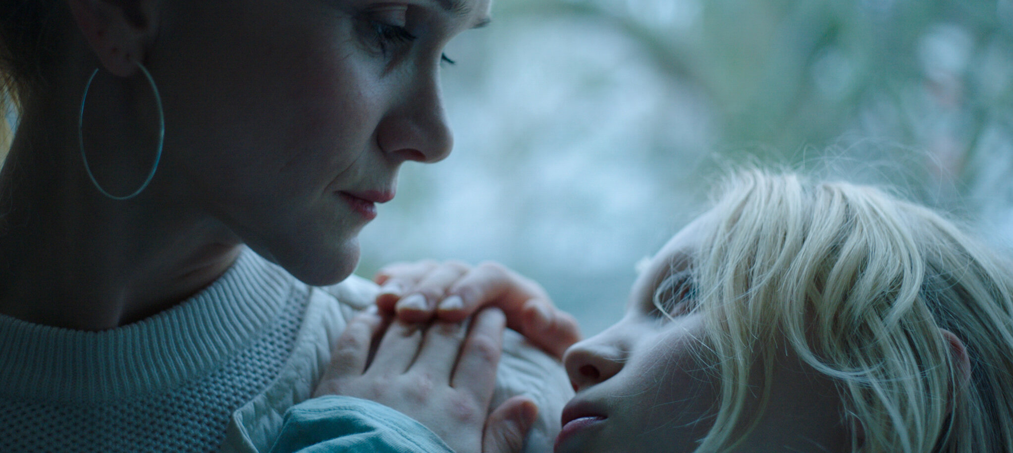 Auf dem Bild sieht man die die Hautpfigur des Filmes, benni, die mit ihrer Mutter einen Moment der Nähe hat