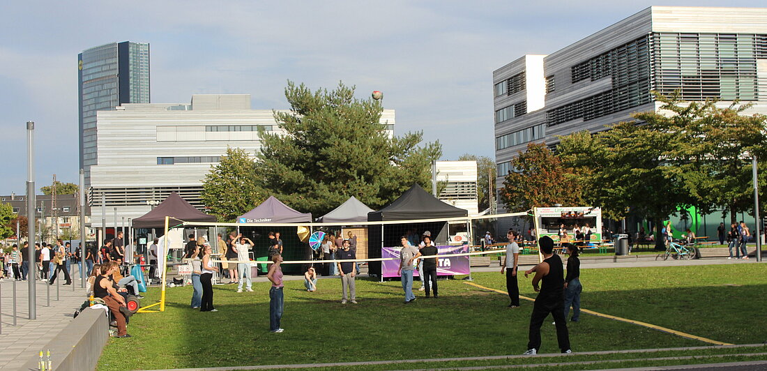 Studierende spielen Volleyball auf dem Campus der HSD