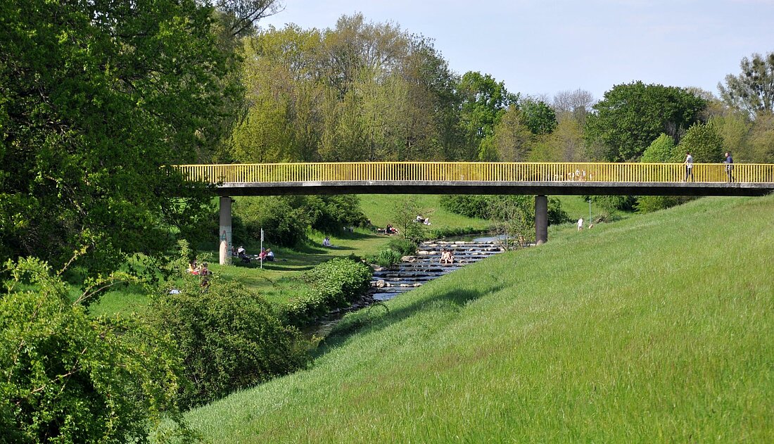 Zu sehen ist der Brückerbach bei blauem Himmel und sonnigem Wetter. 