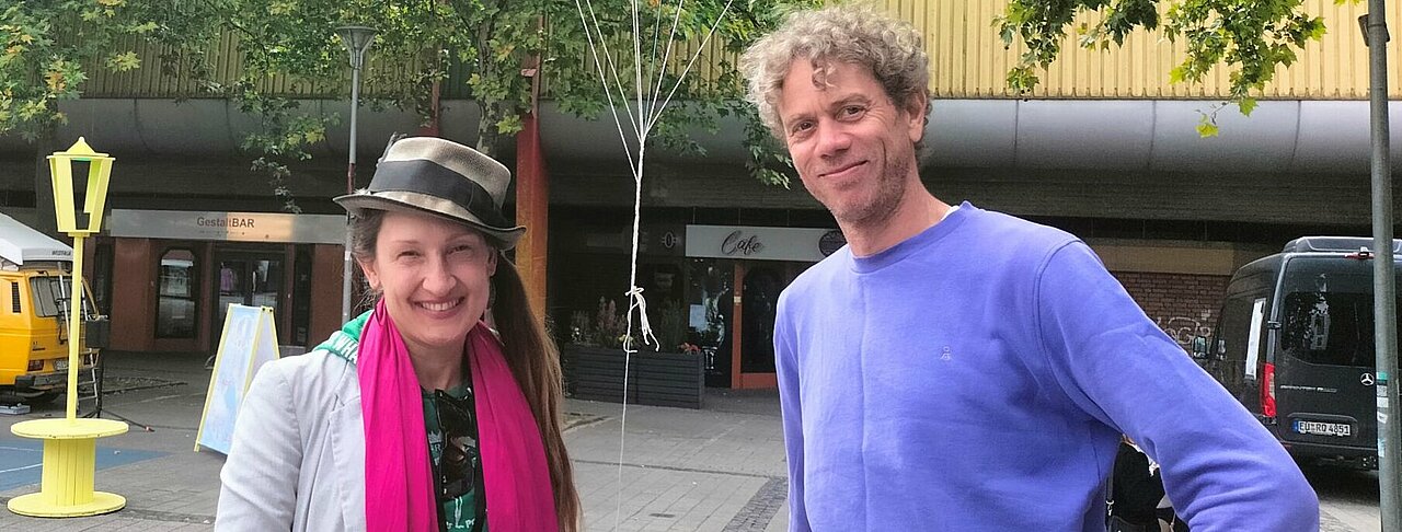 Auf dem Foto sind Corinna Bremm (rechts) und Stefan Stichler zu sehen. Sie stehen nebeneinander und lächeln in die Kamera.