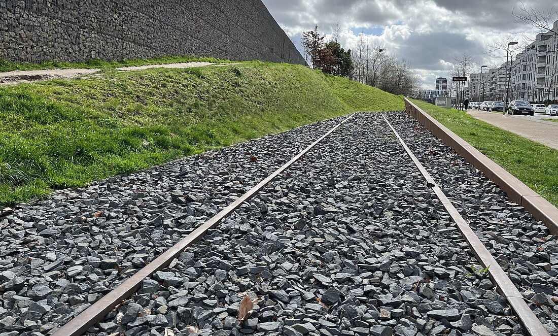 Man sieht die Bahnschienen des alten Güterbahnhofs