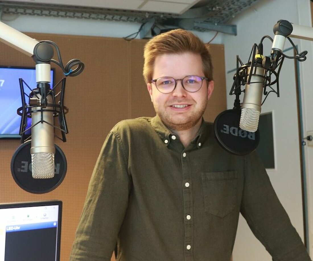 Tim Neumann steht vor dem Mikrofon des hochschulradio düsseldorf.