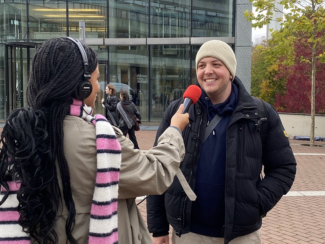 Studierende erzählen was sie gegen Einsamkeit tun. (Foto: Klara Engels) Studierende werden vom Hochschulradio interviewt
