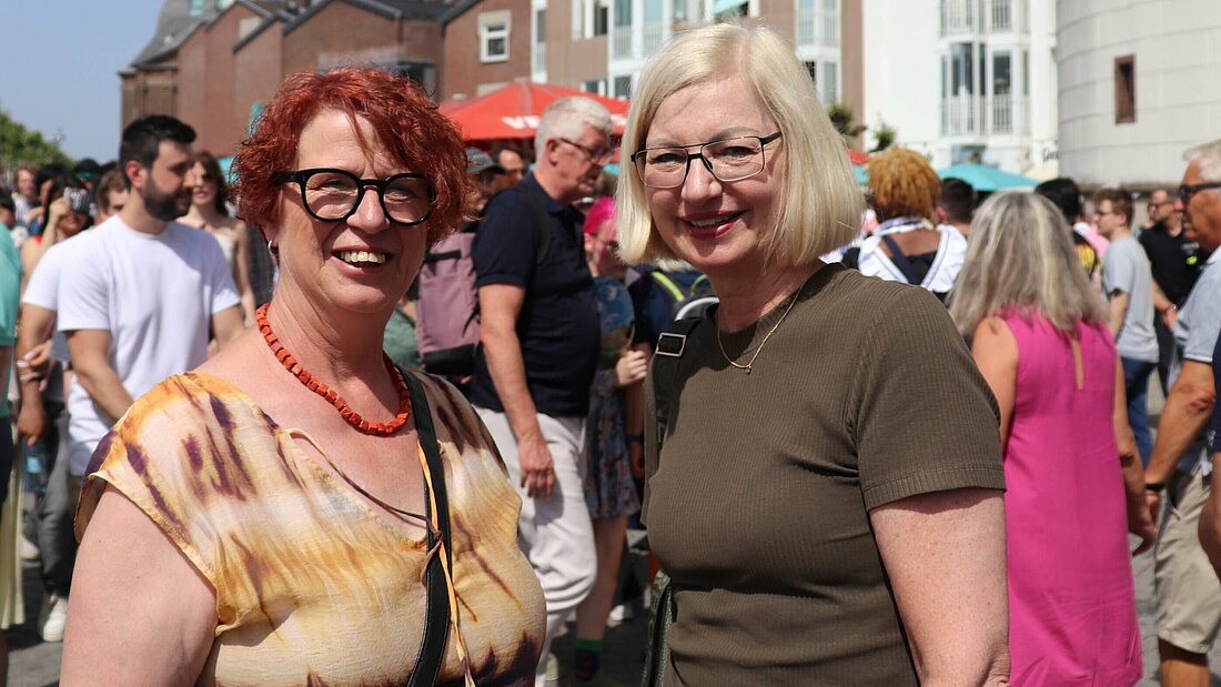 Besucherinnen Bettina (64) und Sabine (58) an der Rheinuferpromenade (Foto: Vivien Henning) Besucherinnen Bettina (64) und Sabine (58) an der Rheinuferpromenade (Foto: Vivien Henning)