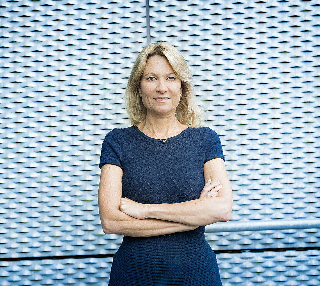 Auf dem Bild sieht man die Rektorin der HHU, Anja Steinbeck