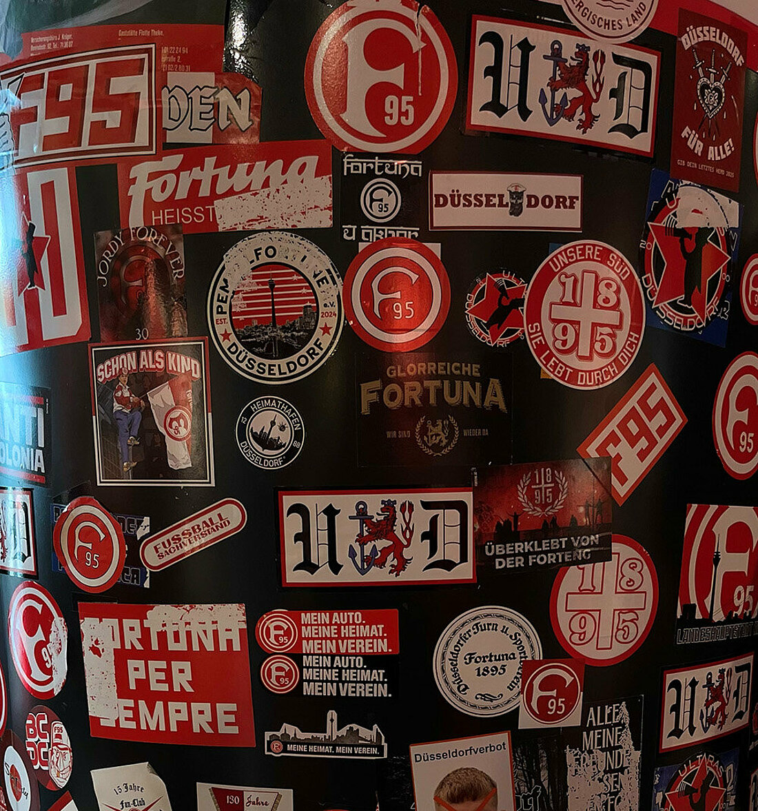 Eine Säule beklebt mit Stickern von Fortuna Düsseldorf 