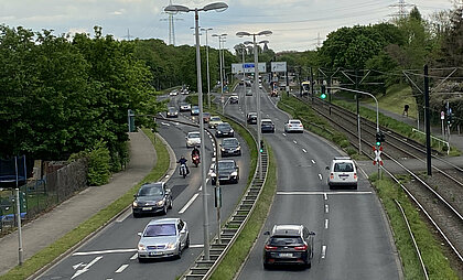 Man sieht die gut befahrene Werstener Straße