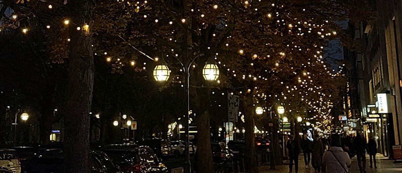 Auf dem Foto sieht man die KÖ in Düsseldorf mit Beleuchtung an den Bäumen (Foto: Michelle Pieczyk)