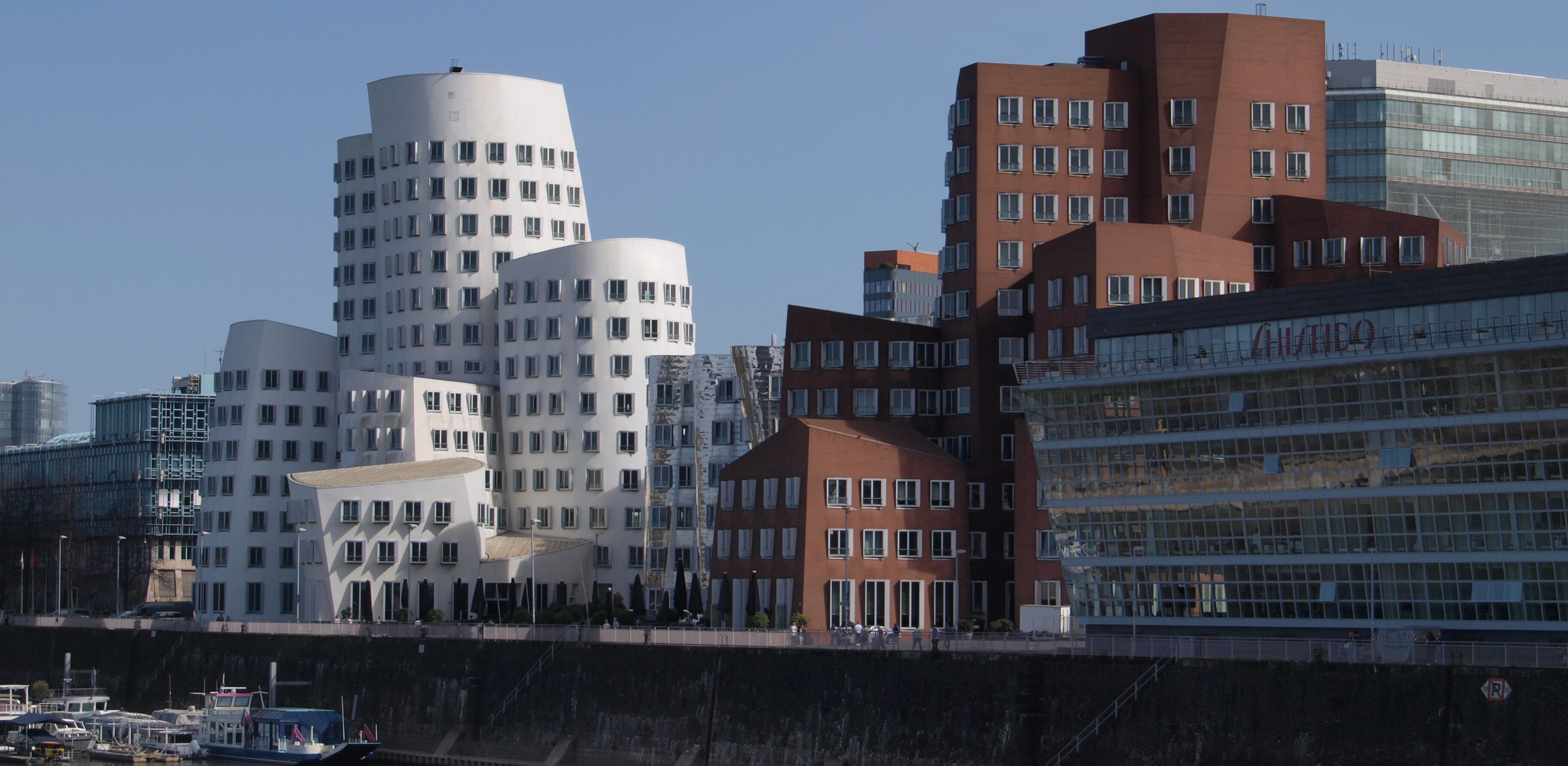 Auf dem Foto ist der Medienhafen in Düsseldorf zu sehen. Unten sieht man den Hafen und im Hintergrund die Gebäude am Medienhafen in Düsseldorf ( Foto: Michelle Pieczyk)