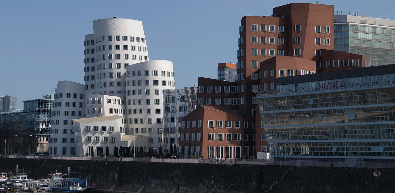 Auf dem Foto ist der Medienhafen in Düsseldorf zu sehen. Unten sieht man den Hafen und im Hintergrund die Gebäude am Medienhafen in Düsseldorf ( Foto: Michelle Pieczyk)