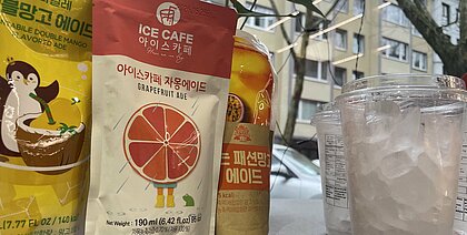 Das Bild zeigt koreanische Getränke und Eisbecher. 