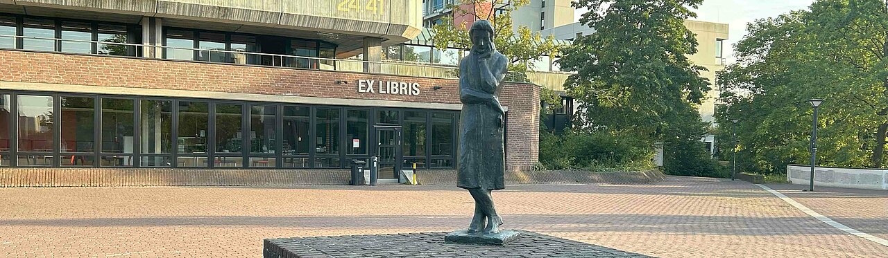 Auf dem Bild sieht man die Heine-Statue auf dem Heinrich-Heine-Campus ((Foto:Lena Sorgalla)