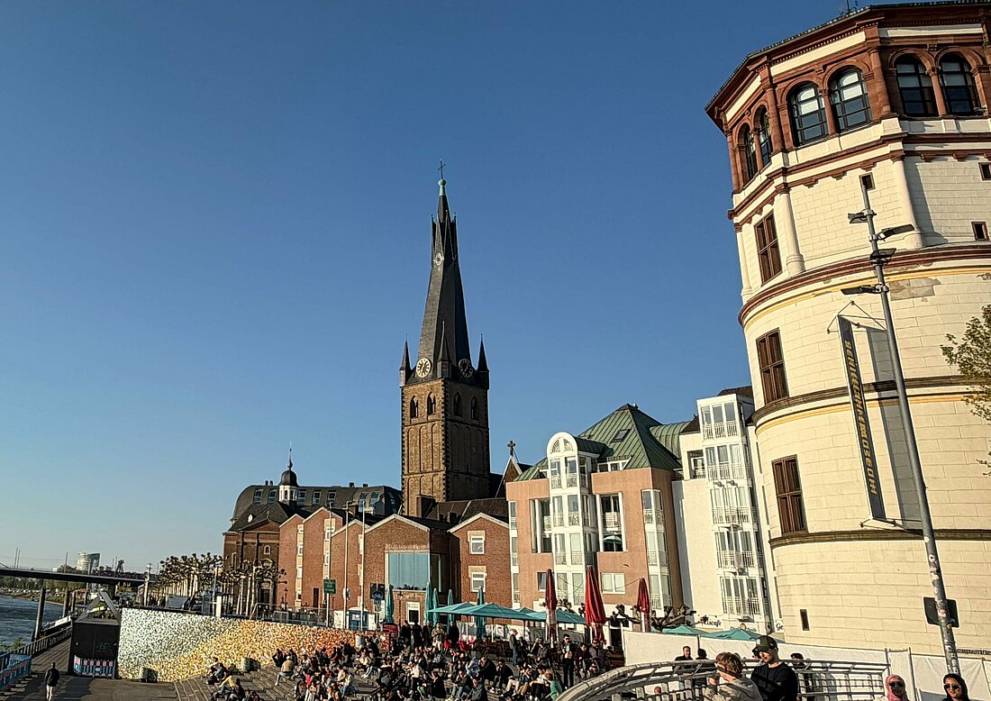 Auf dem Foto sieht man die Düsseldorfer Altstadt und den Burgplatz bei gutem Wetter