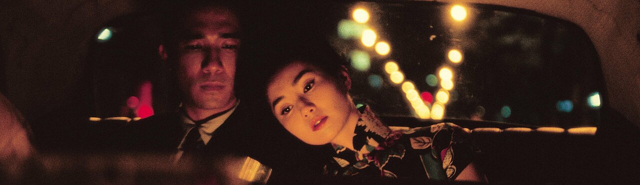 Auf dem Bild sieht man die beiden Hauptcharaktere Mr.Chow und Mrs.Chan, welche beide im Taxi sitzen (Foto: Plaion Pictures).
