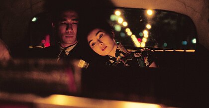 Auf dem Bild sieht man die beiden Hauptcharaktere Mr.Chow und Mrs.Chan, welche beide im Taxi sitzen (Foto: Plaion Pictures)