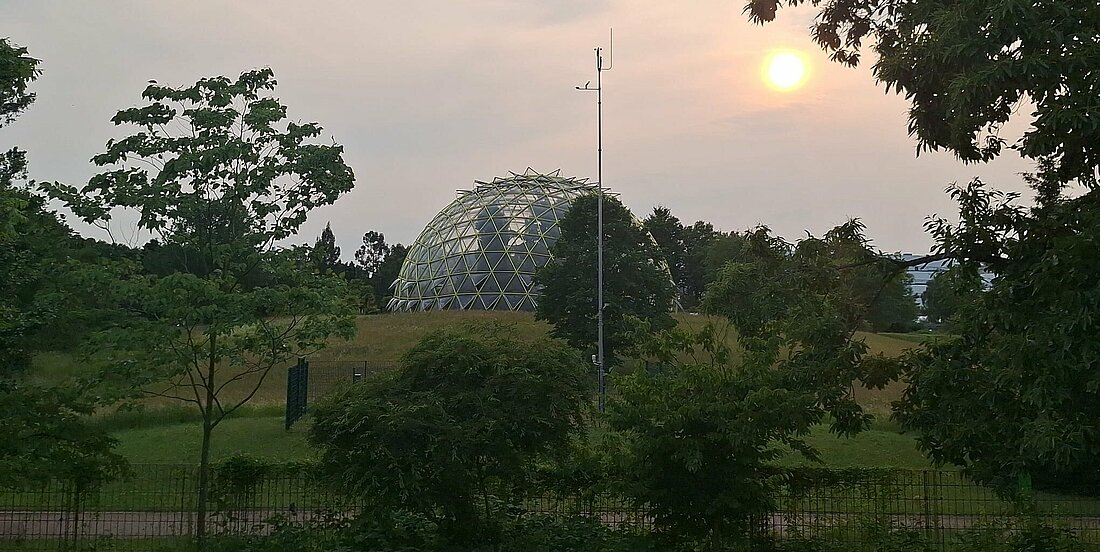 Zu sehen ist die Glaskuppel des Botanischen Gartens der Heinrich-Heine-Universität der Düsseldorf (Foto: Carolin Lutzke)