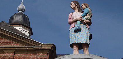 Säulenheilige "Die Fremde" direkt vor der St. Lambertus Kirche mit ihrem Kind im Arm(Foto:Michelle Pieczyk)