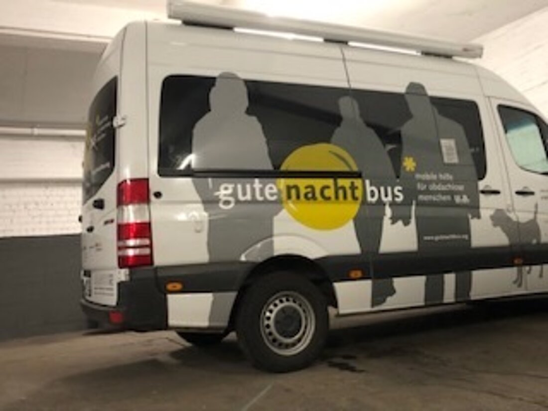 Der Transporter "Gutenachtbus" steht in einem Parkhaus und wird für seinen Einsatz abends abgeholt.
