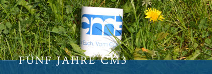 Auf dem Foto sieht man die cm3 Tasse mit dem Logo