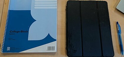 Zu sehen ist ein Block neben einen IPad und Stift