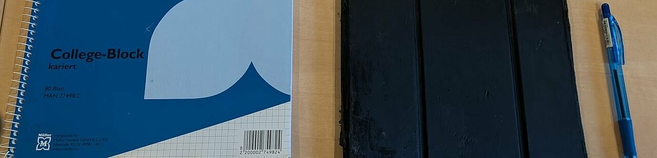 Zu sehen ist ein Block neben einen IPad und Stift