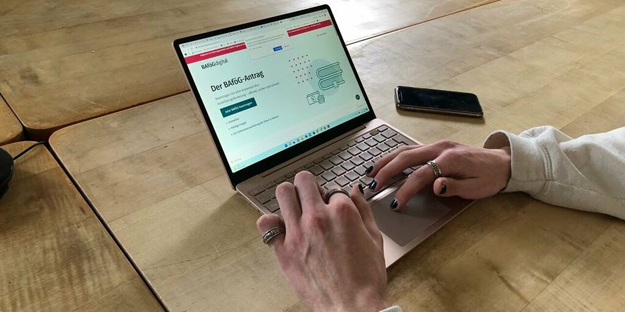 Zu sehen ist ein Laptop, auf dem der Bafög Antrag geöffnet ist.