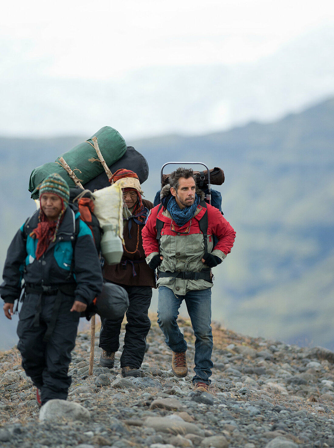 Walter Mitty durchquert mit einheimischen Begleitern das Gebirge des Himalayas.