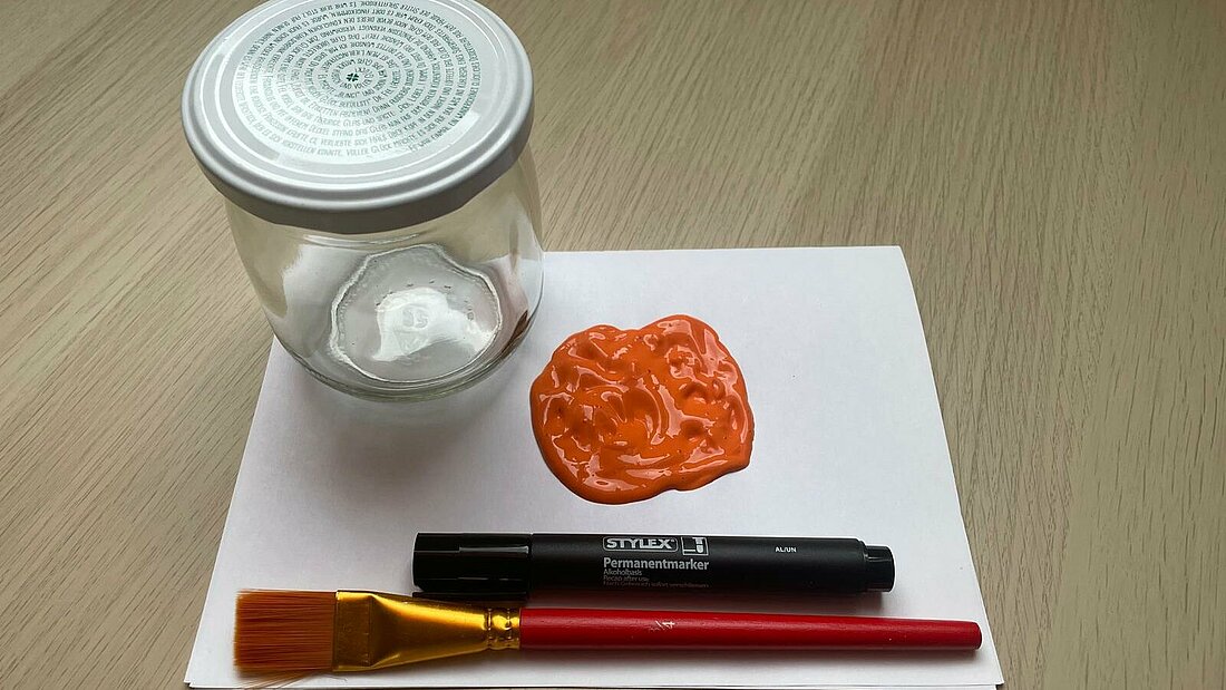 Das benötigte Material: Einmachglas, Orangene Farbe, Pinsel, Permanentmarker