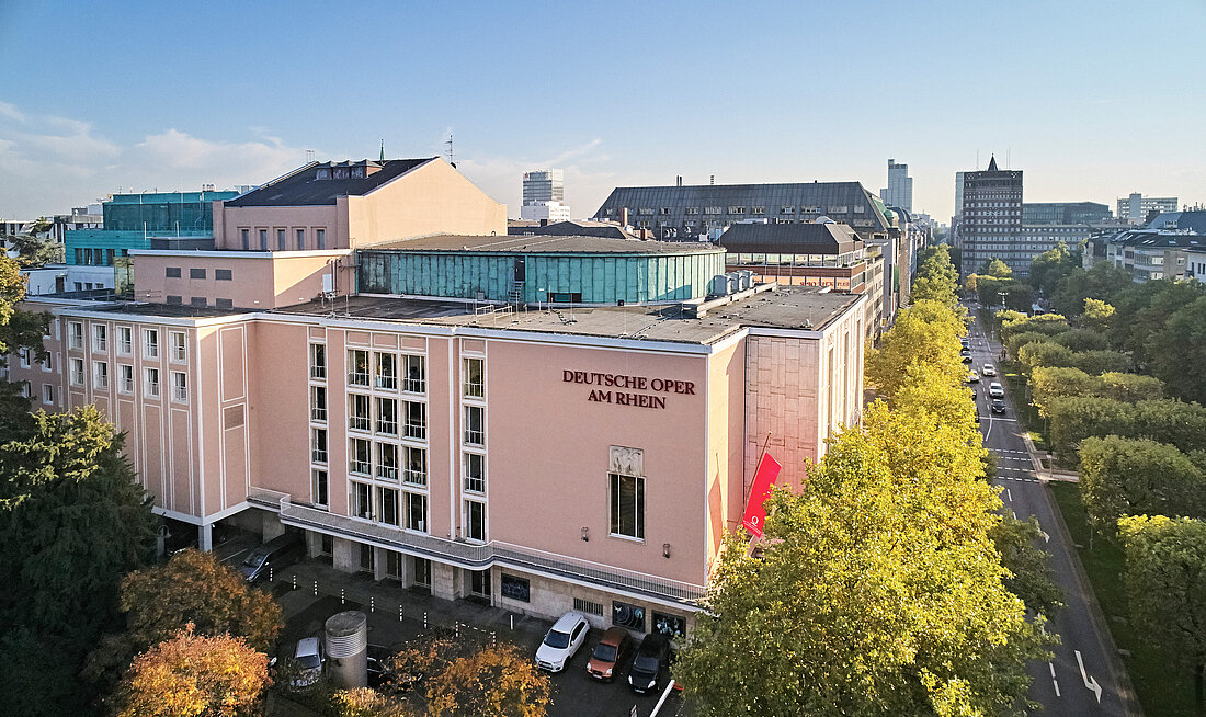 Man sieht das Düsseldorfer Opernhaus von oben.