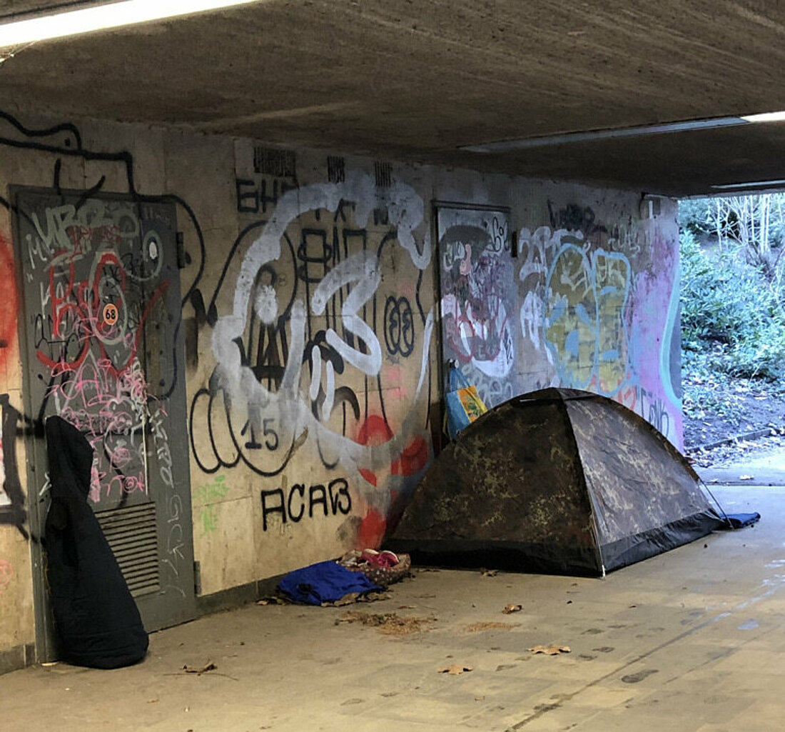 Ein Obdachloser hat in einer Fußgänger-Unterführung ein Zelt aufgebaut.