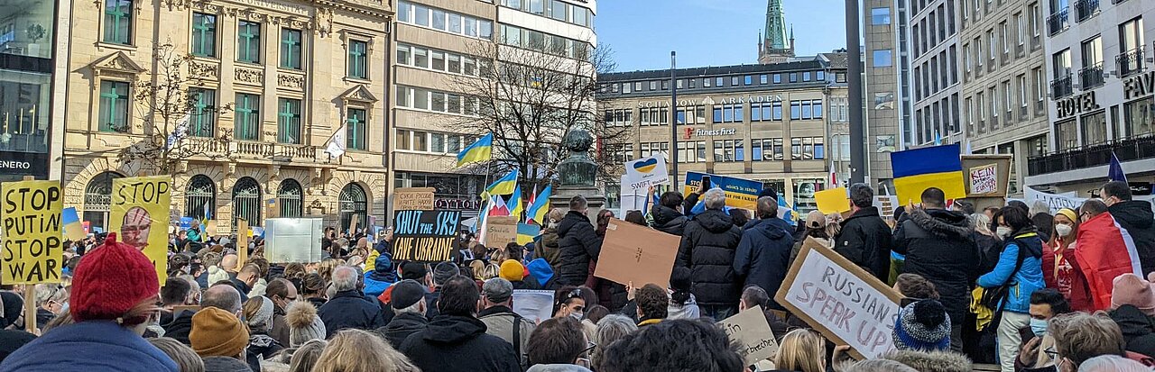 Demonstration gegen den Ukraine-Krieg, Schadowplatz. (Foto: Tim Neumann) Zu sehen ist ein Ausschnitt der Friedensdemonstration auf dem Shadowplatz.