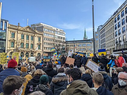 Demonstration gegen den Ukraine-Krieg, Schadowplatz. (Foto: Tim Neumann) Zu sehen ist ein Ausschnitt der Friedensdemonstration auf dem Shadowplatz.