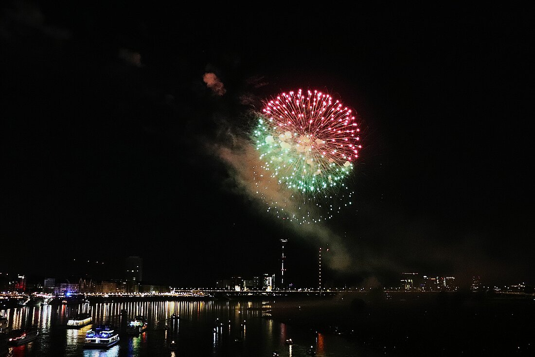 Das große Abschlussfeuerwerk erhellt den Nachthimmel über dem Rhein (Foto: Vivien Henning) Das große Abschlussfeuerwerk erhellt den Nachthimmel über dem Rhein (Foto: Vivien Henning)