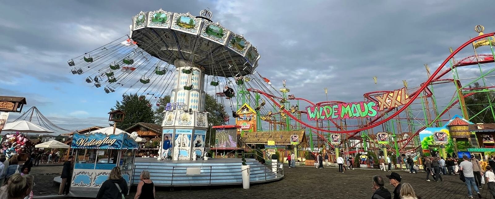 Auf dem Bild ist die Rheinkirmes in Düsseldorf zu sehen.
