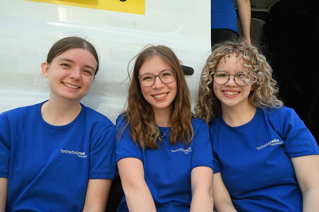 Auf dem Bild sieht man drei Redakteurinnen von hochschulradio düsseldorf im blauen T-shirt (Foto: Andreas Meske)