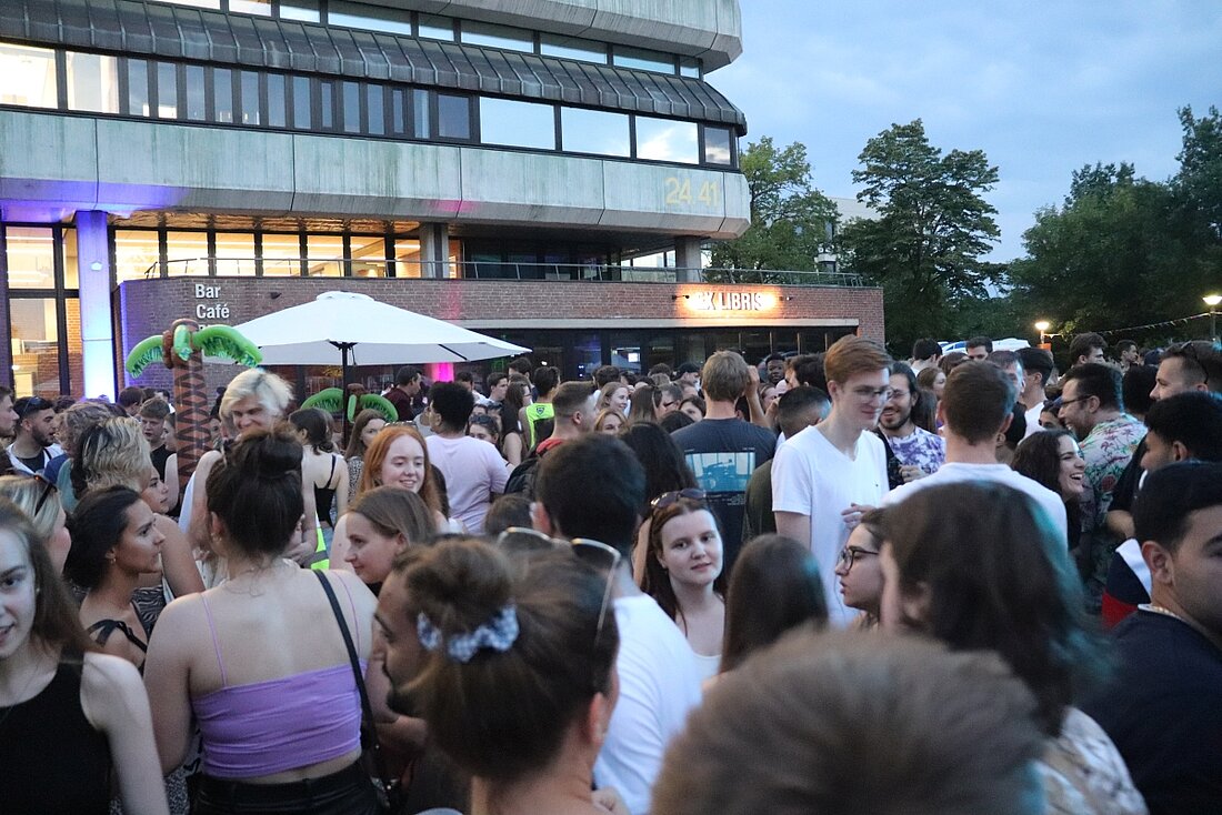 Eine große Menge an Besucher:innen befinden sich im im Zentrum der Summerbeachparty.