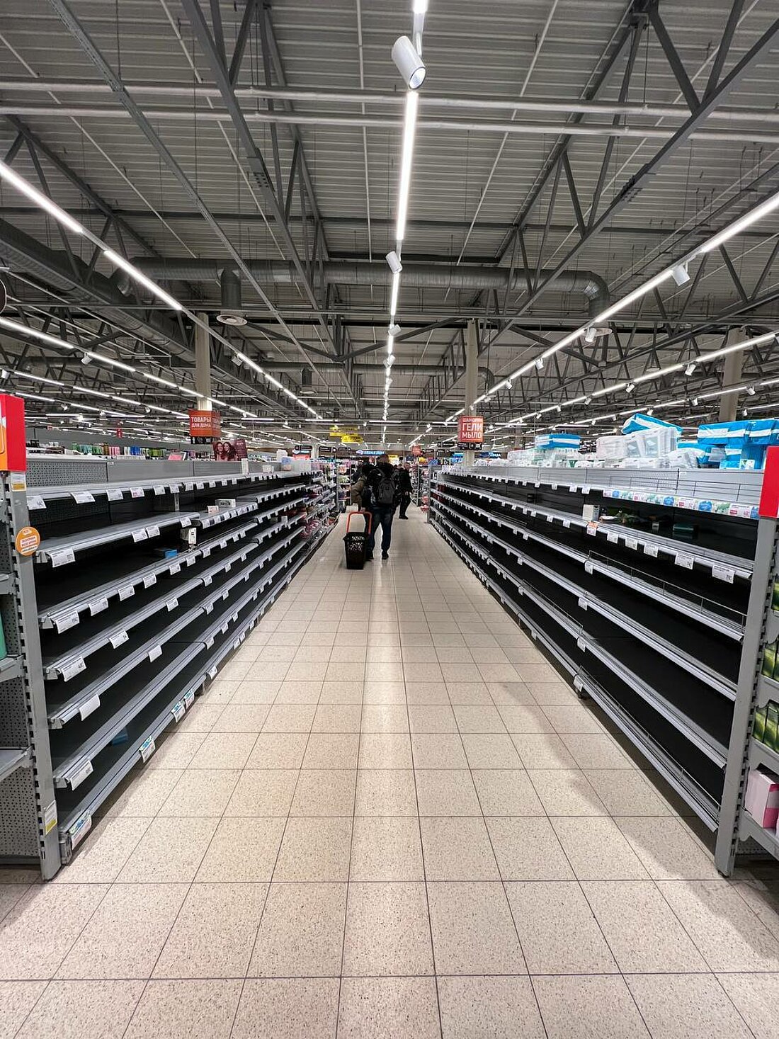 Man sieht leere Regale in einem Supermarkt in der Ukraine.