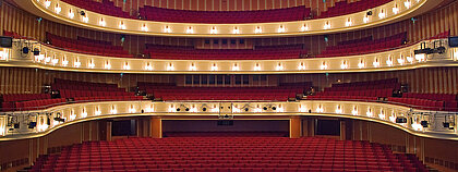 Man sieht den leeren Zuschauerraum des Düsseldorfer Opernhauses.