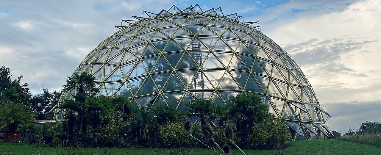 Man sieht das Kuppelgewächshaus im Botanischen Garten.