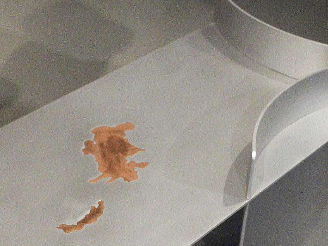 „Provozierte Spuren“ von Heiko Bauer (Foto: Lieselotte Hahn) Detailansicht der Gebrauchsspuren auf dem Sideboard